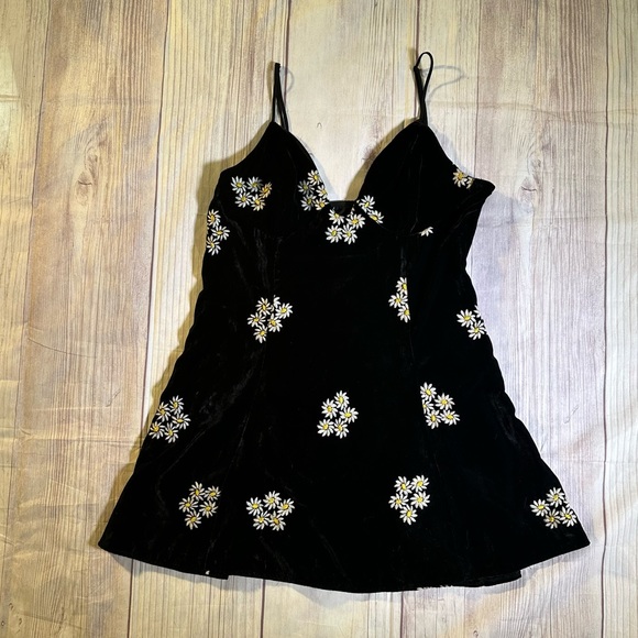 Urban Outfitters Ginger Velvet Daisy Embroidered
Black Velvet Corset Mini Dress - Picture 8 of 13